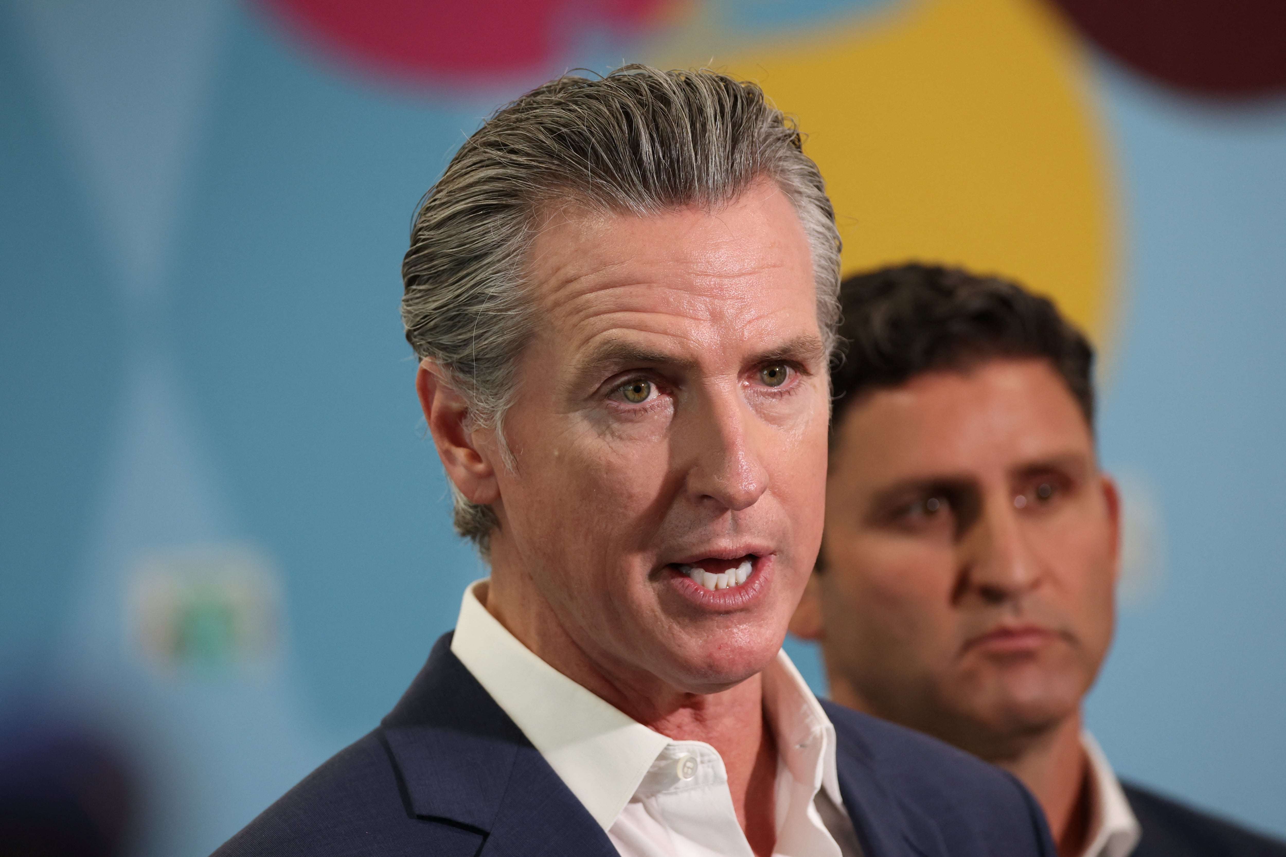 El gobernador Gavin Newsom se mostró en contra del proyecto, aunque pidió evitar el pánico. (Foto: AFP)