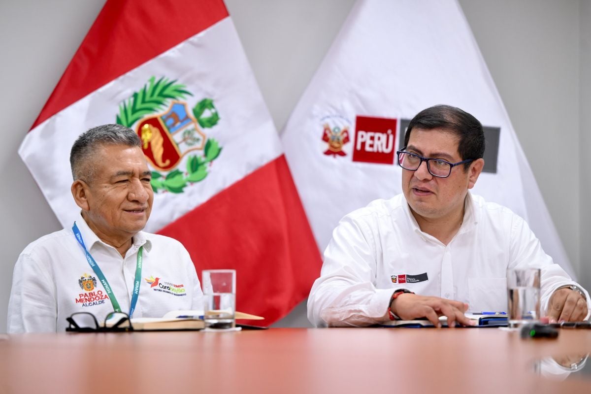 El ministro del Ambiente, Miguel Espichán, sostuvo una reunión con el alcalde de Carabayllo, Pablo Mendoza, para coordinar acciones frente a la situación de la gestión de residuos sólidos en el distrito. Foto: Minam.