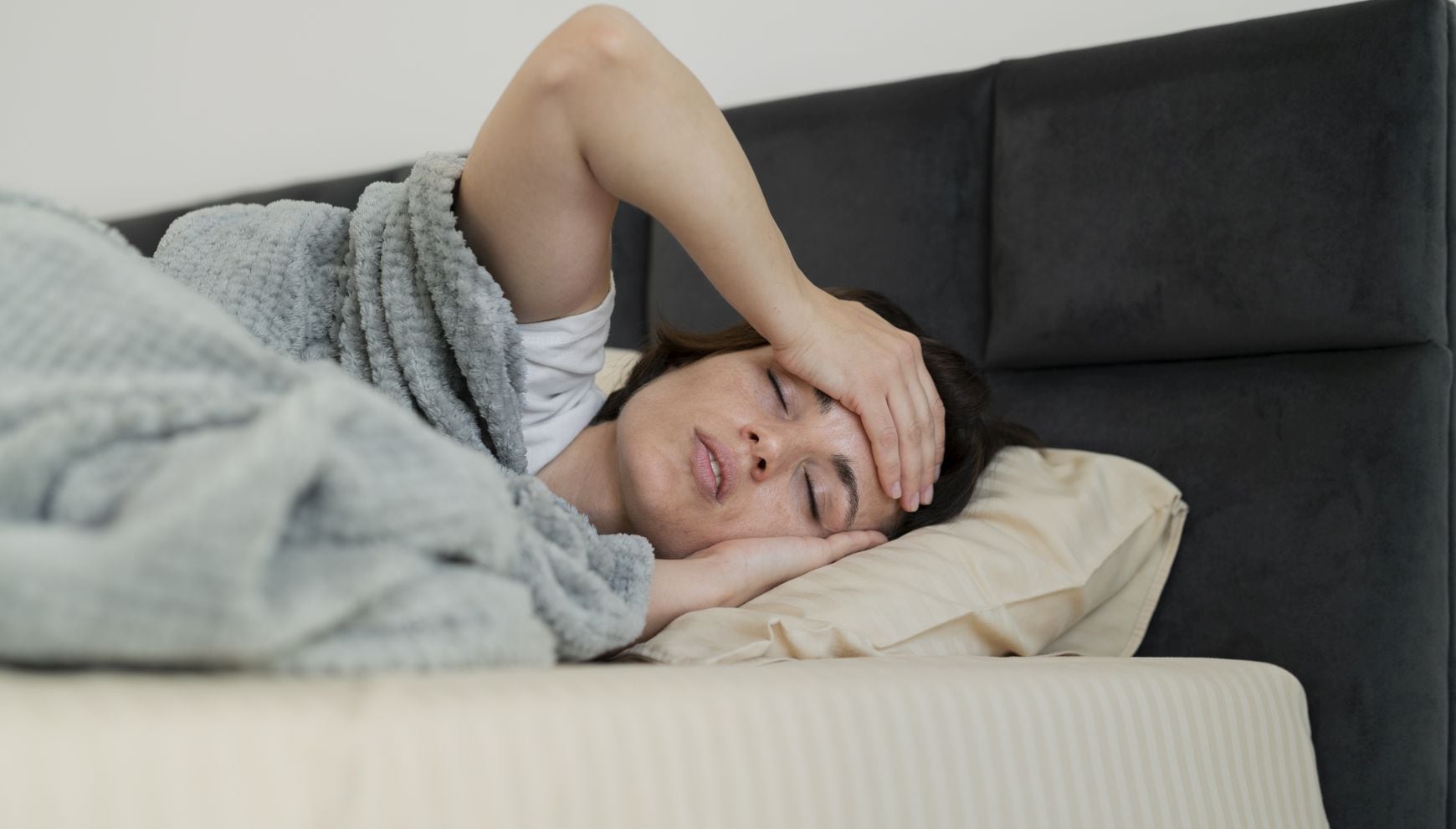 Expertos en medicina del sueño advierten que el horario de verano afecta tu descanso y tu rendimiento, pero simples cambios en tu rutina marcan la diferencia (Foto: Freepik)