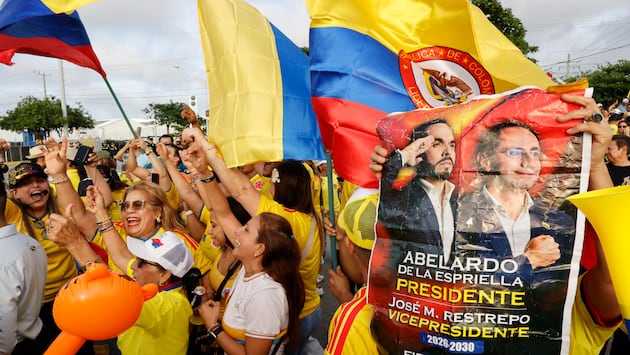 Simpatizantes del candidato a la presidencia de Colombia Abelardo de la Espriella reaccionan en Barranquilla tras su victoria. (EFE/ Mauricio Dueñas Castañeda).