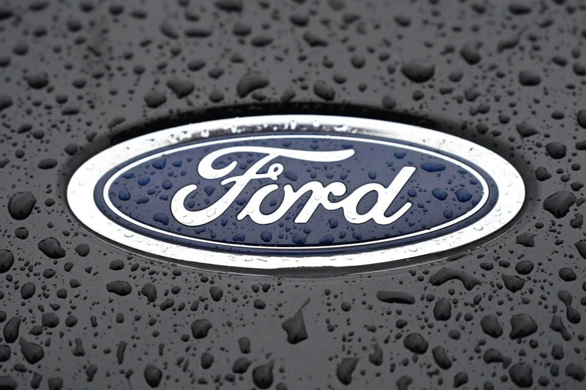 Esta fotografía de archivo tomada el 18 de octubre de 2021 muestra el logotipo de Ford en la parte delantera de un vehículo en la planta de Halewood de la compañía en Liverpool, noroeste de Inglaterra. (Foto de Paul ELLIS / AFP)
