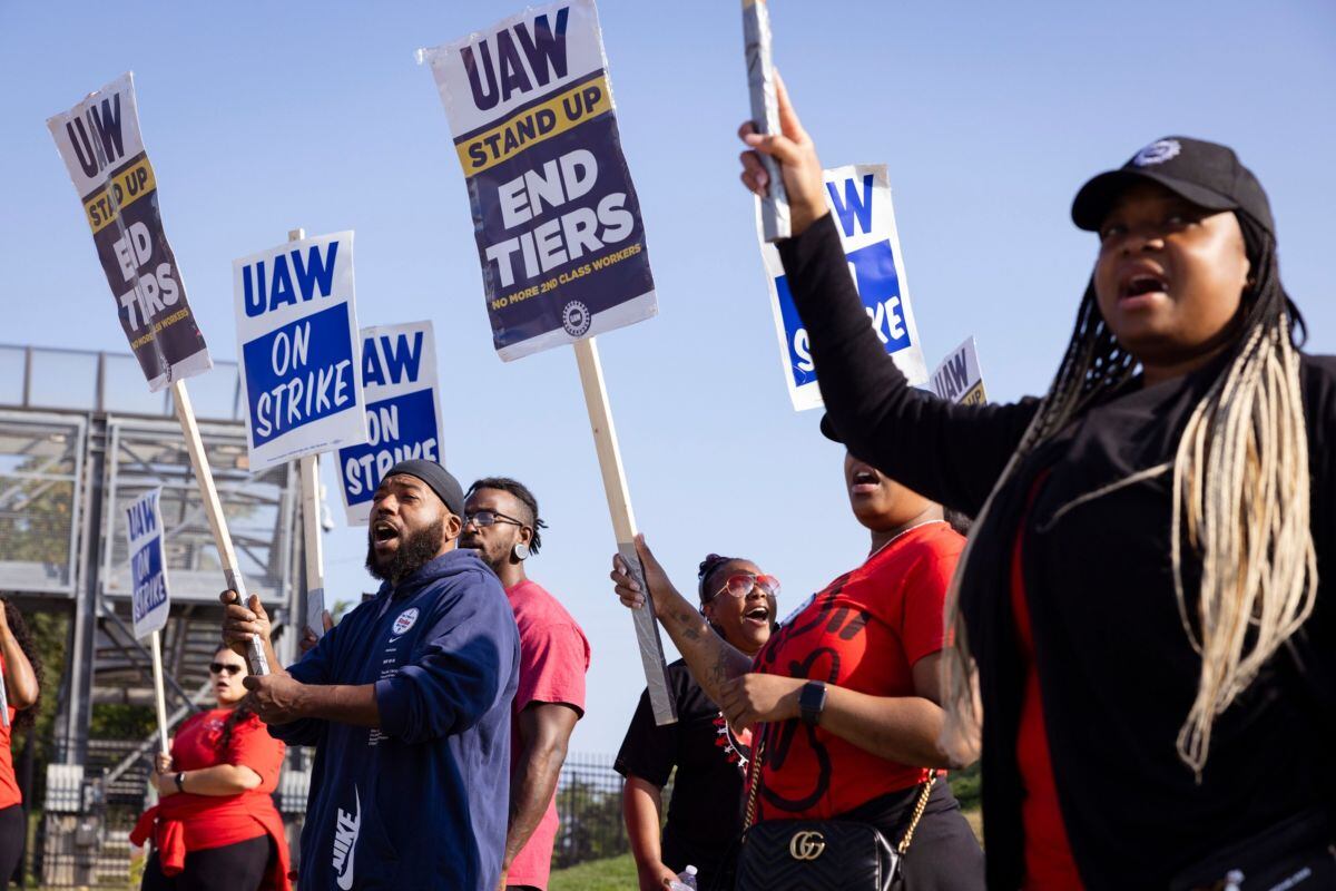 El lunes, UAW amplió de forma inesperada la huelga a la planta de montaje en Míchigan, que produce algunos de los vehículos más rentables del fabricante y emplea a unas 6,800 personas. Foto: Taylor Glascock/Bloomberg