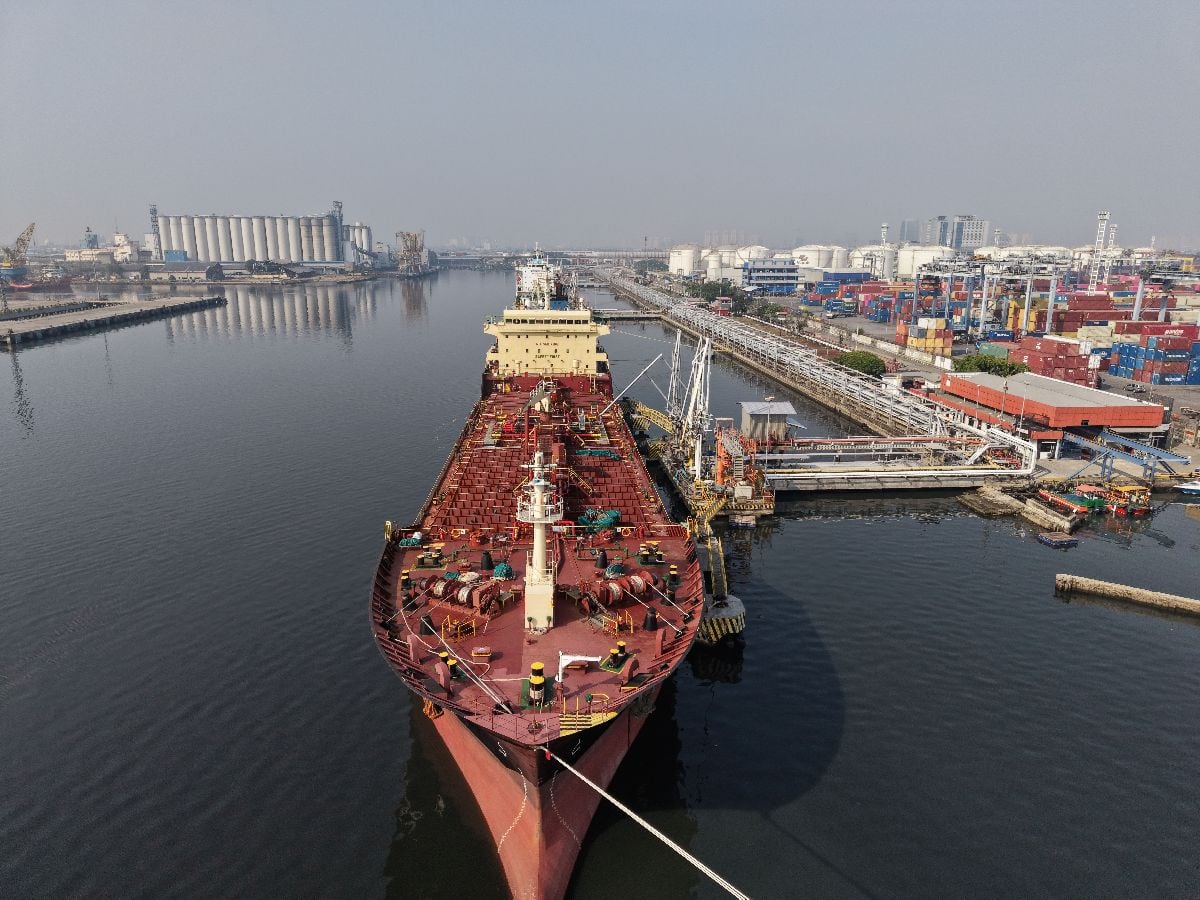 El buque cisterna West Point atracó en una instalación de PT Pertamina en el puerto de Tanjung Priok en Yakarta, Indonesia, el viernes 3 de julio de 2026. Fotógrafo: Dimas Ardian/Bloomberg