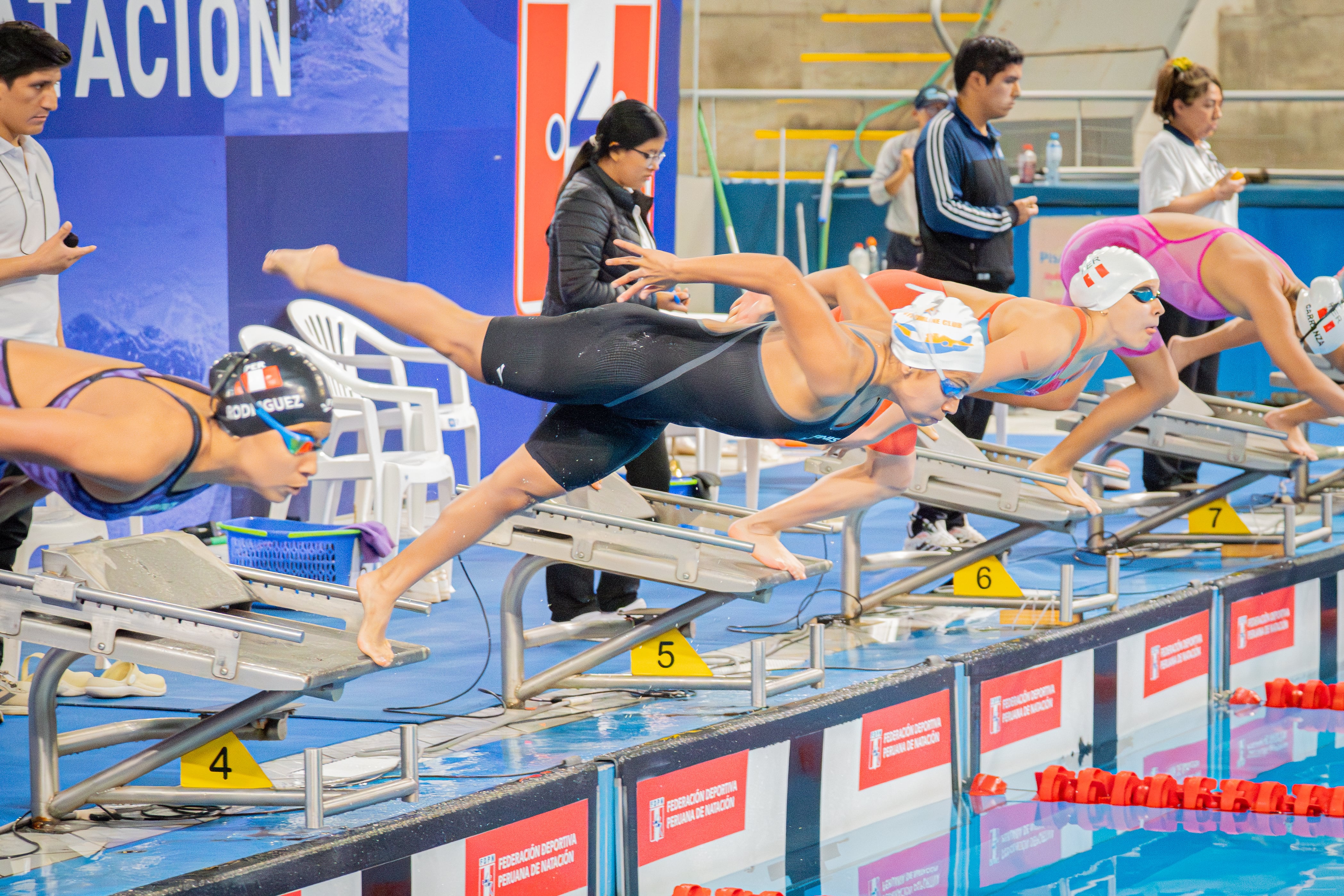 Las academias de natación concentran gran parte de su demanda durante el verano, entre enero y febrero, periodo clave para la rentabilidad del negocio. (Foto: FDNDA)
