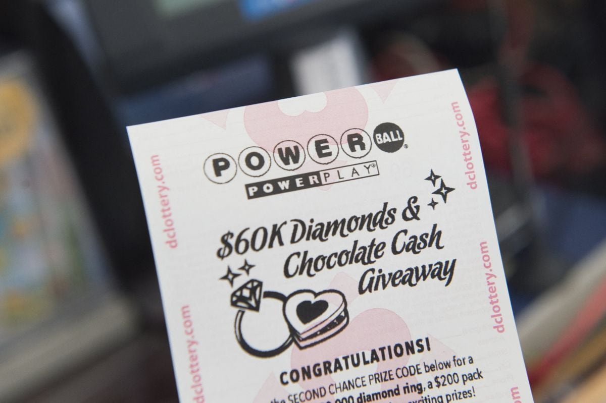 Un billete de lotería Powerball se ve en una licorería en Washington, DC, el 4 de enero de 2016 (Foto: Saúl Loeb / AFP)