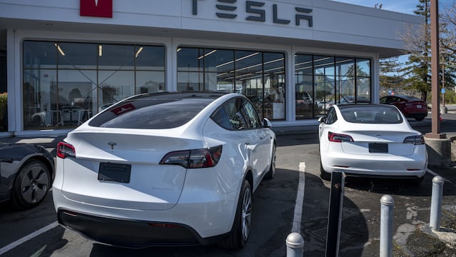 Tesla anota récord de entregas, pero no cumple con estimaciones debido a competencia