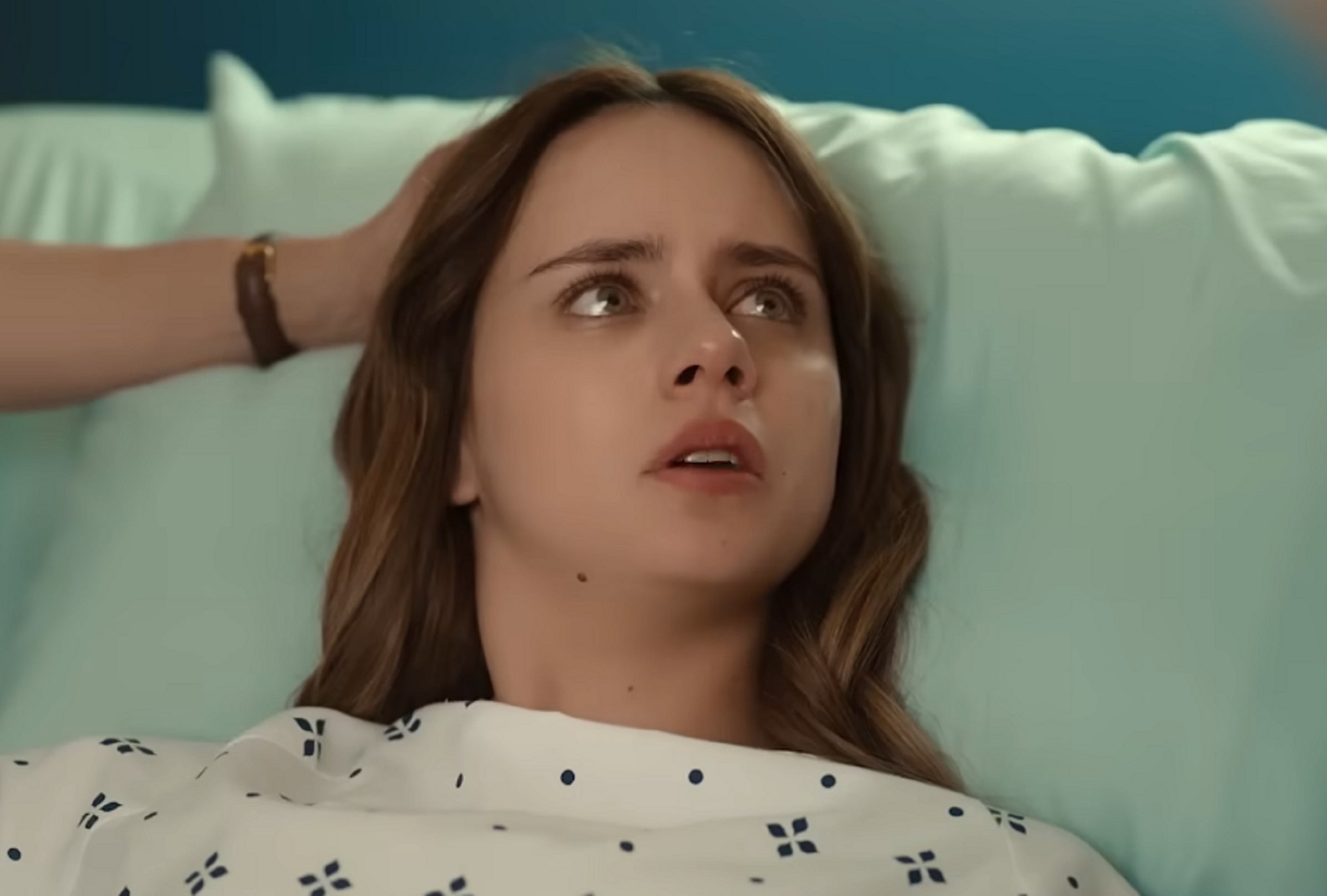 En la serie mexicana "El otro padre", el estado de salud de Julieta (Azul Guaita) empeora y necesita un trasplante de riñón co urgencia, así que su familia busca un donante desesperadamente (Foto: Netflix)