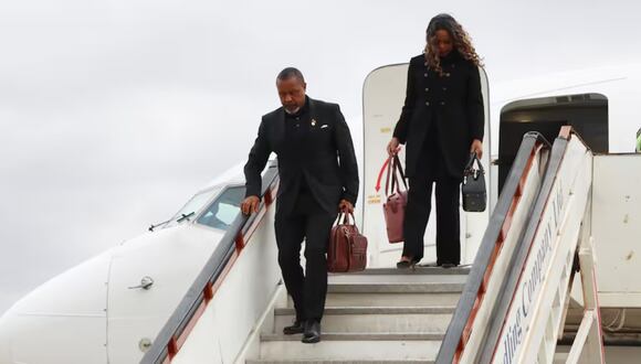 El vicepresidente de Malaui, Saulos Chilima, izquierda, y su esposa Mary descienden de un avión a su regreso de Corea del Sur, en Lilongüe, Malaui, el domingo 9 de junio de 2024.