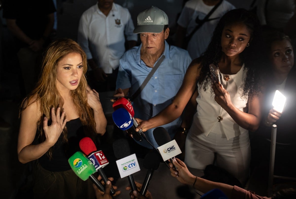 La cantante colombiana Shakira habla con los medios de comunicación tras visitar las zonas devastadas por el terremoto de magnitud 7,4 que azotó Quibdó, Colombia, el 17 de agosto de 2026. (Foto: AFP)