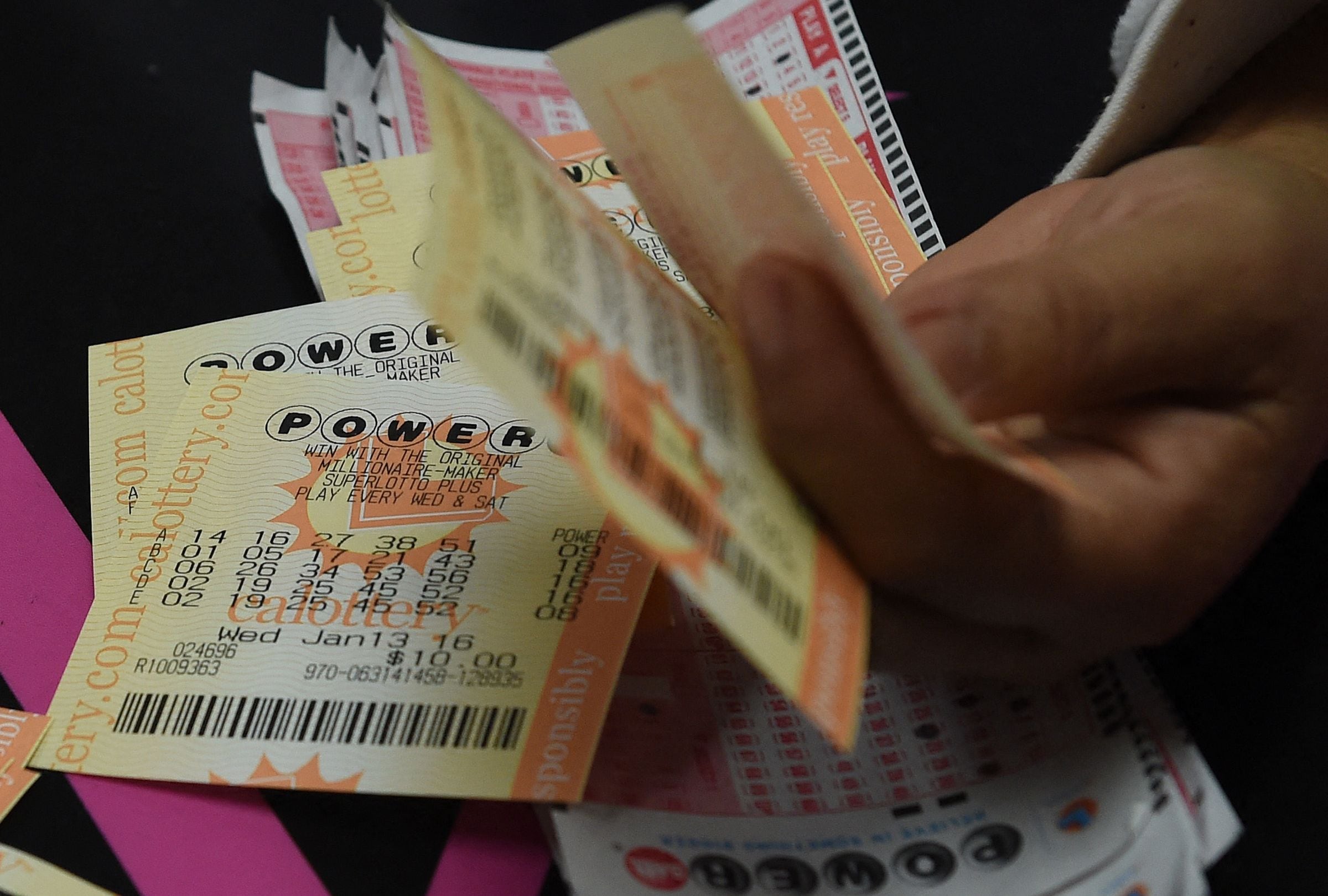 En esta nota conocerás los resultados del sorteo del Powerball del sábado 20 de diciembre y descubrir si alguien se quedó con el premio mayor. (Foto: MARK RALSTON / AFP)