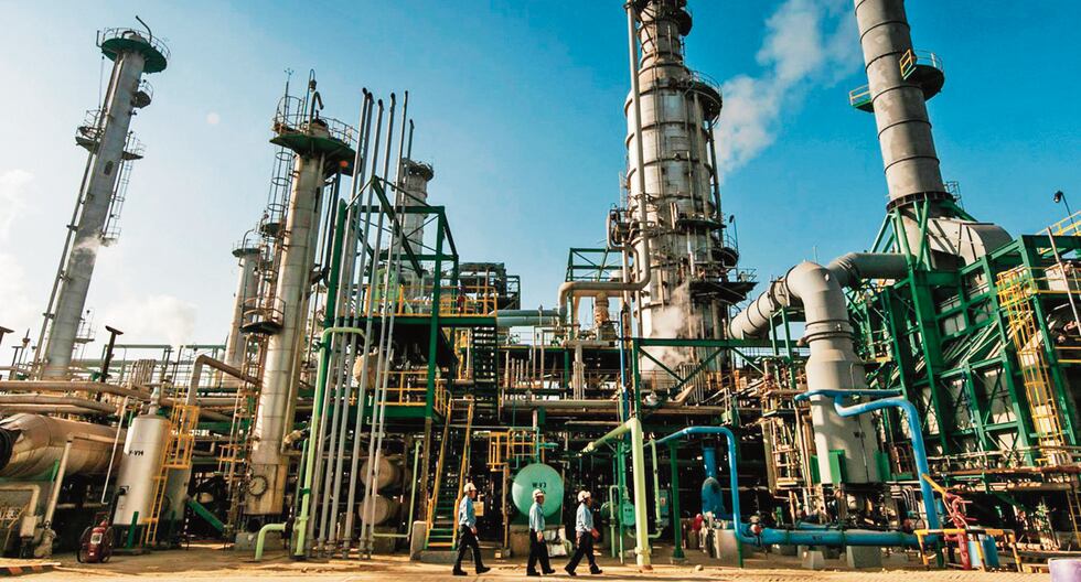 Producción petrolera no frena caída, mientras sector “queda fuera” de pedido de facultades