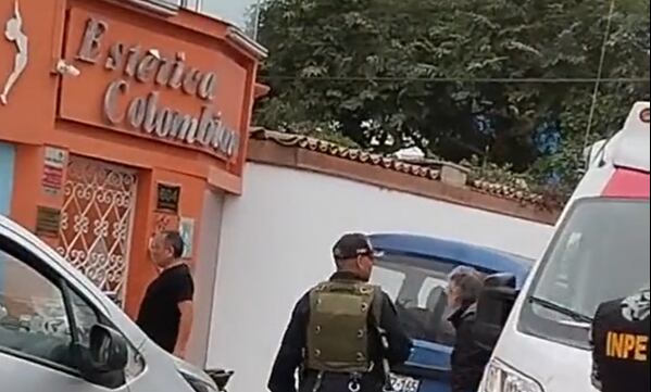 Alberto Fujimori ingresó a local caminando.