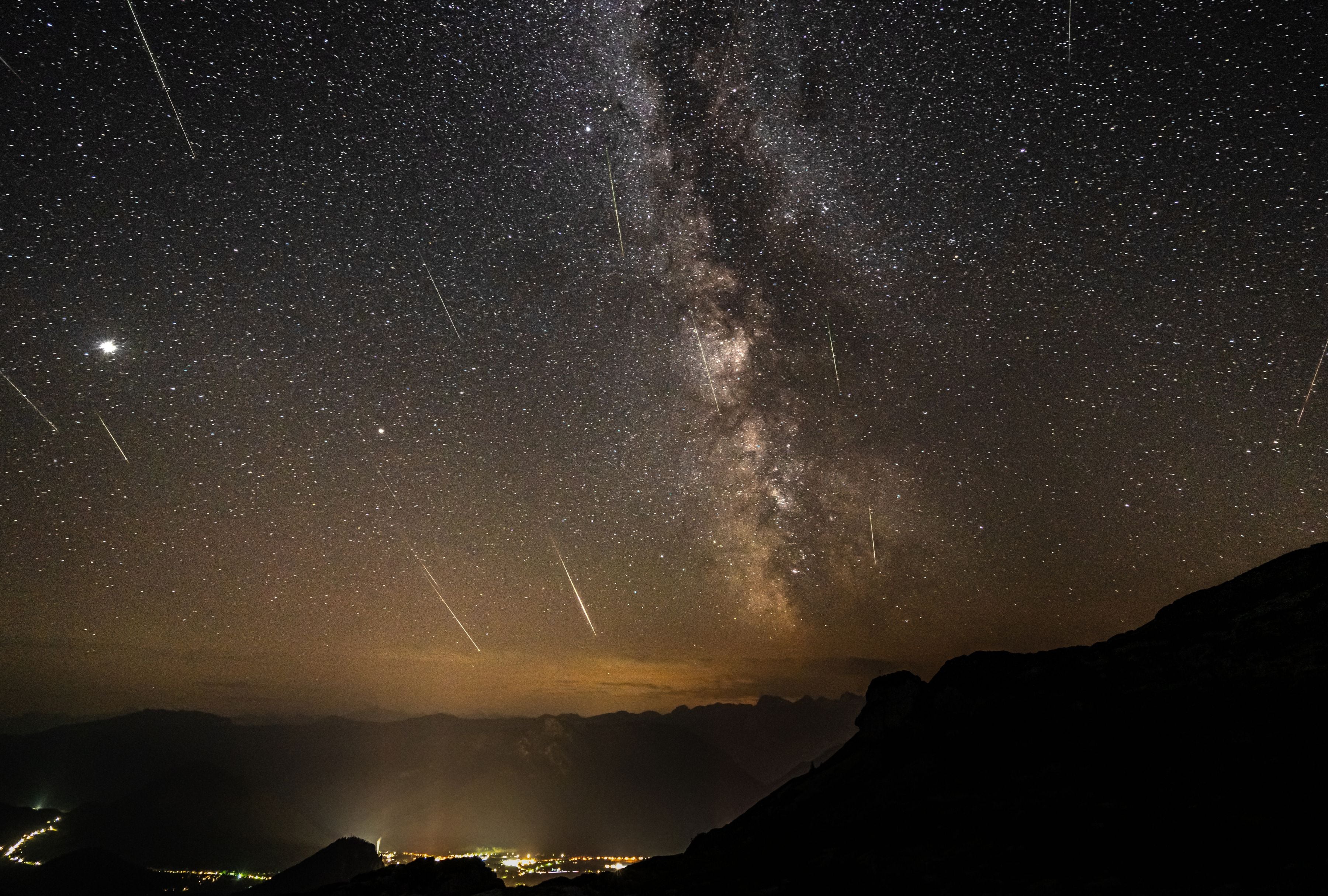 Aunque el cielo se oscurecerá durante la totalidad, la mayoría de los meteoros serán demasiado débiles para poder observarlos. (Foto: amriphoto / iStock)