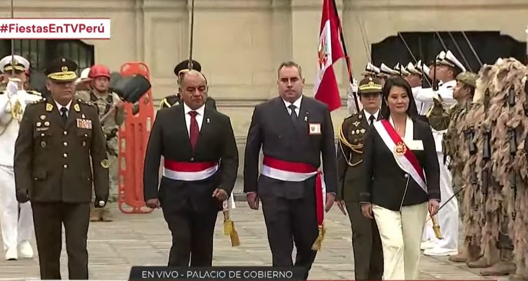 Keiko Fujimori pasa revista a las tropas en el frontis el Palacio de Gobierno acompañada por ministros del Interior y Defensa. (TVPerú)