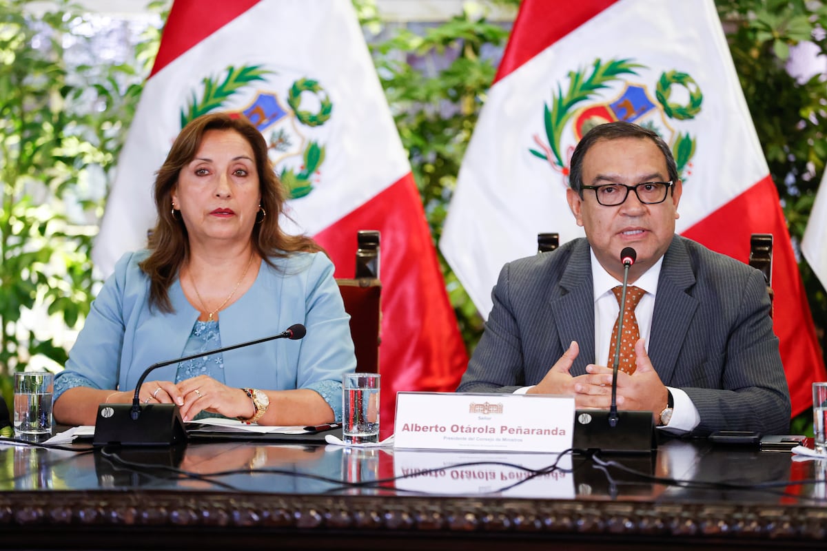 Alberto Otárola, se reúne con Dina Boluarte quien ya decidió su alejamiento de la Presidencia del Consejo de Ministros. (Foto: Presidencia de la República)