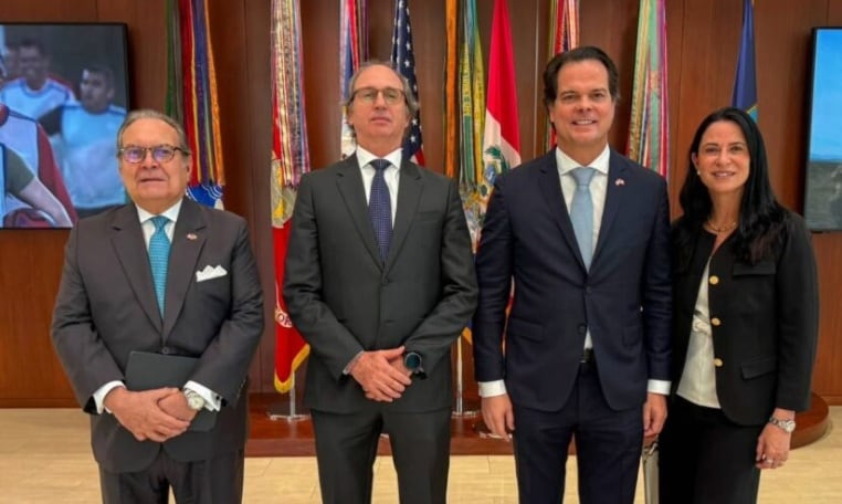 El presidente de la SNI, Felipe James, junto al embajador de Estados Unidos en el Perú, Bernie Navarro. Foto: SNI.