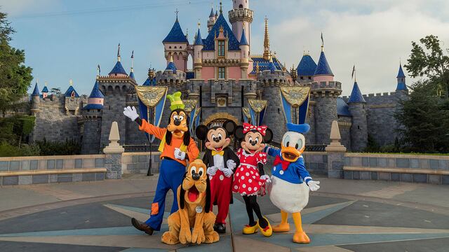 Reabre el parque temático Disneyland en California