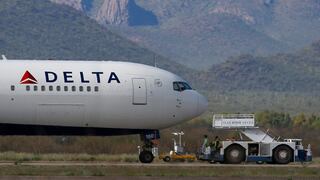 Variante delta lleva a aerolíneas de EE.UU. a bajar sus expectativas económicas