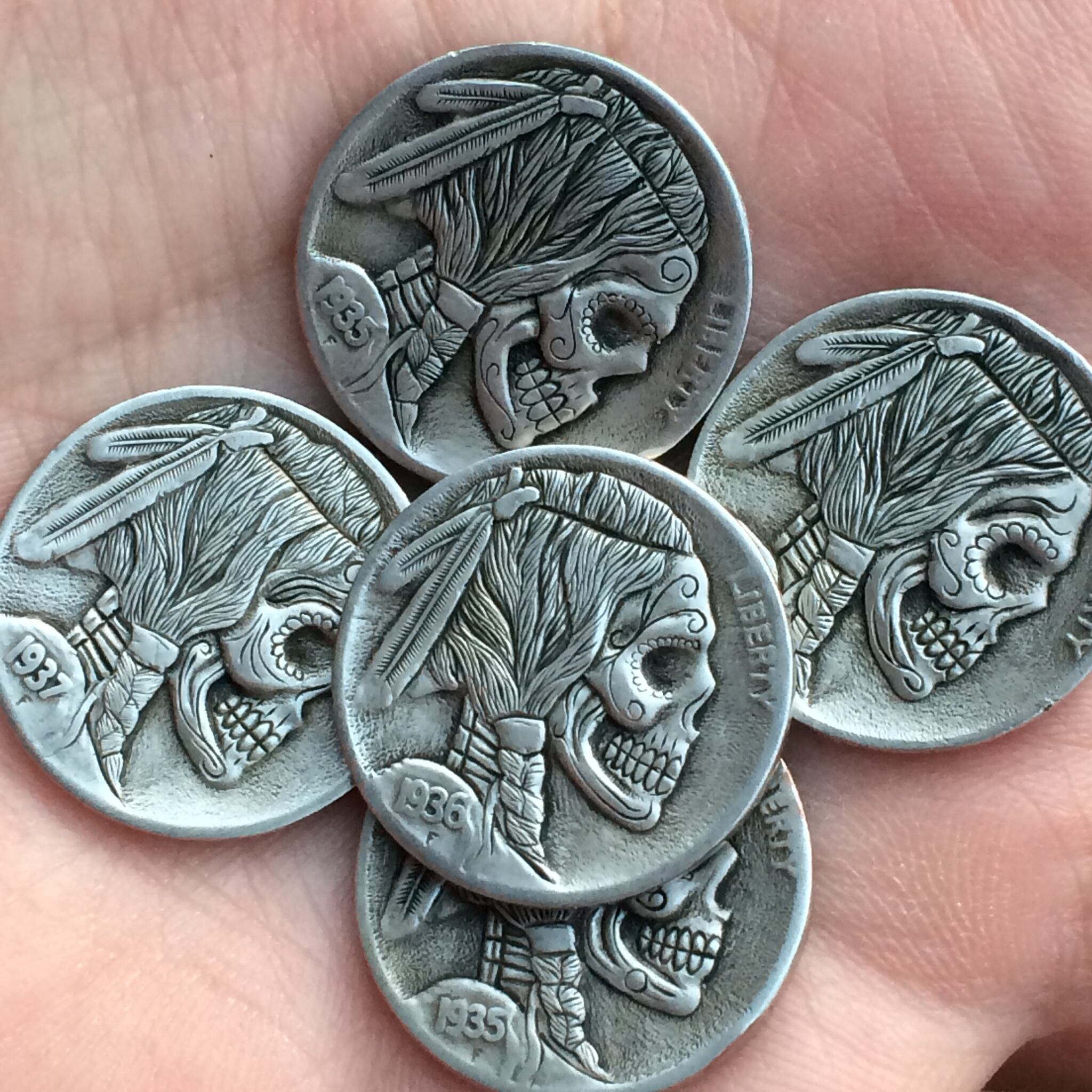 Así se ven algunas Hobo Nickels modificadas en forma de calaveras (Foto: Silver Piston)