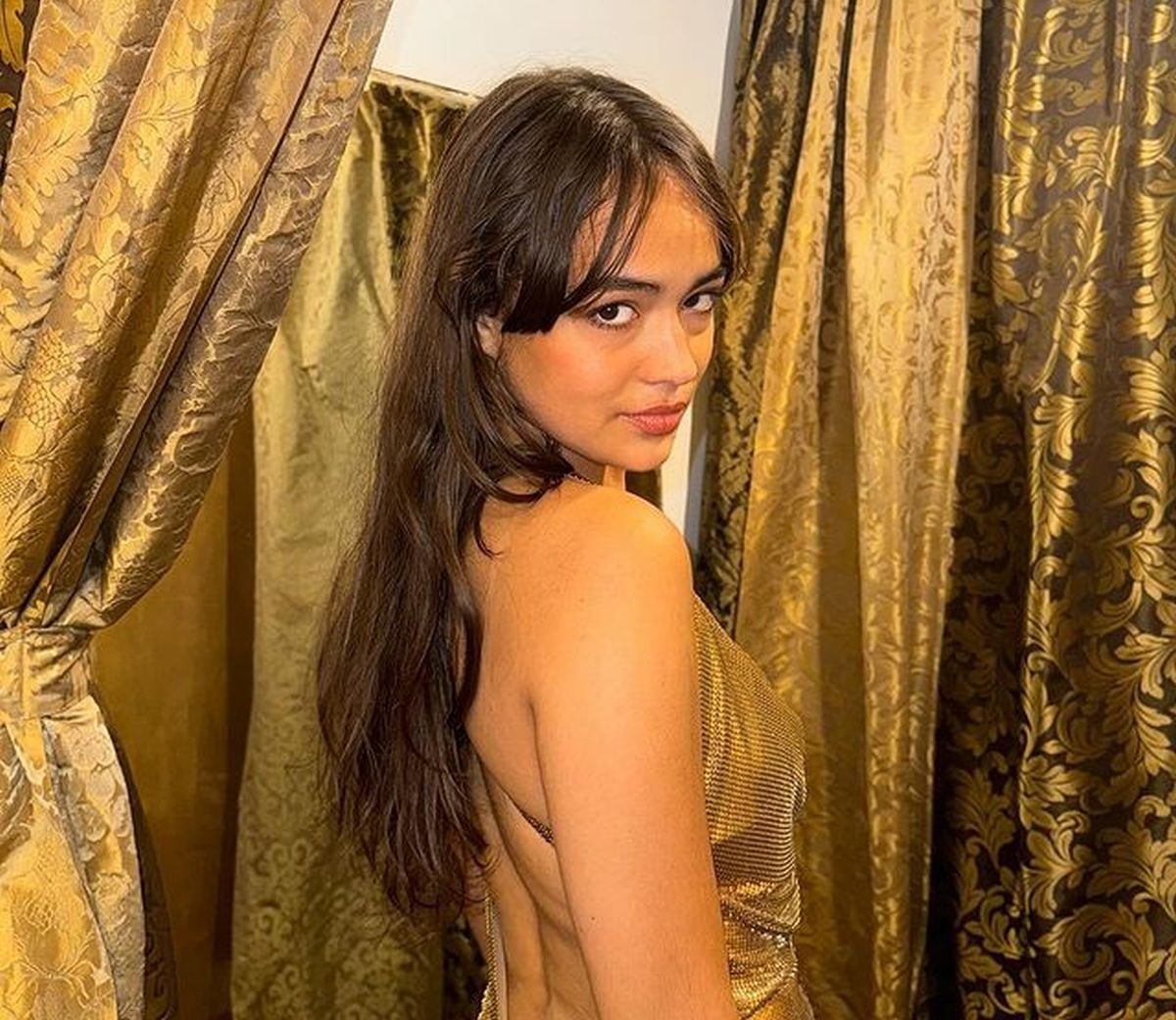 Aquí luciendo un vestido dorado (Foto: Thalia Besson / Instagram)