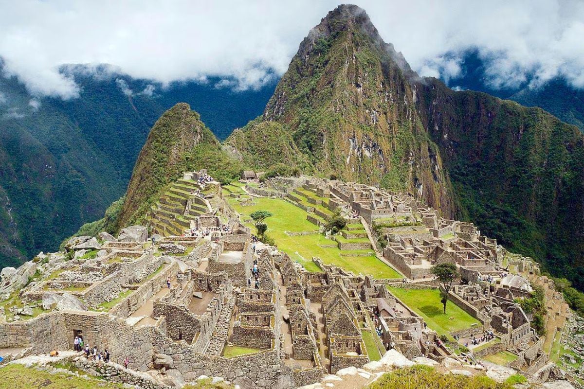 La Unesco mantiene en observación a Machu Picchu, y le ha dado al Perú hasta febrero del 2026 para que se subsanen sus numerosas observaciones, como el exceso de aforo en la ciudadela.