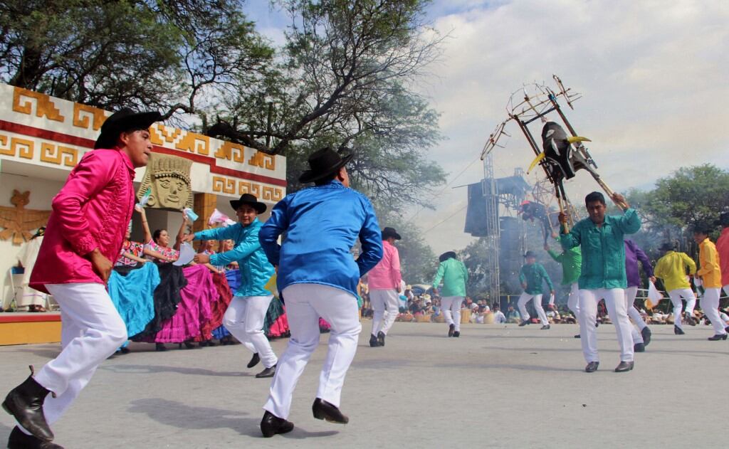 Bailarines tradicionales oaxaqueños se presentan durante el festival Guelaguetza 2024 en Villa de Zaachila, Oaxaca, México, el 29 de julio de 2024. (Foto de PATRICIA CASTELLANOS / AFP)