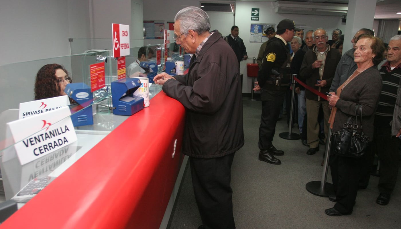 Los pensionistas jubilados de la ONP podrán recibir el pago de junio 2026 en las entidades bancarias. Conozca el cronograma para junio. Foto: Andina.