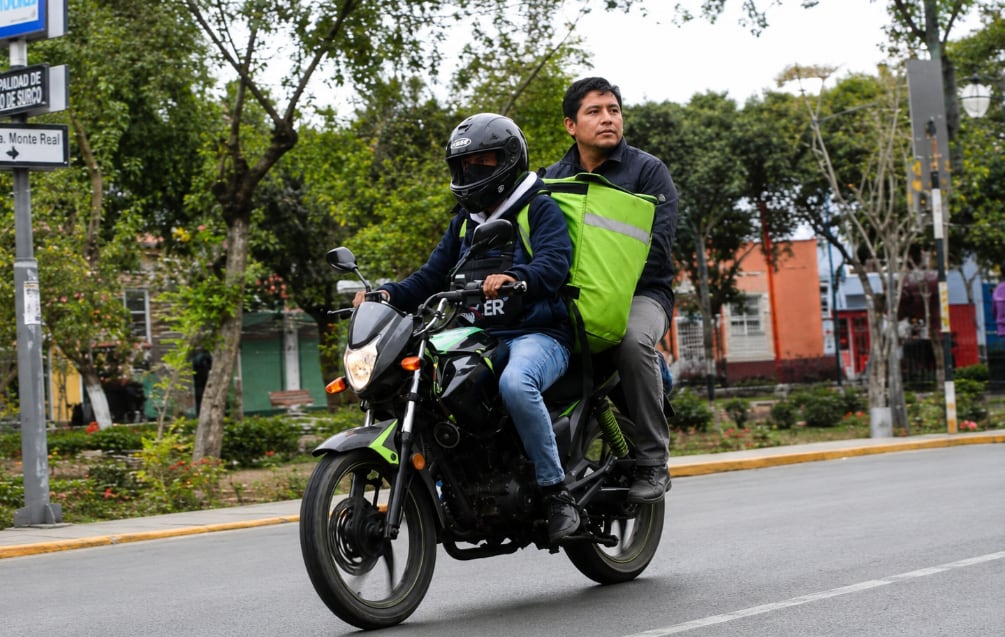 Lo que nació como una plataforma de entrega de comida se ha transformado en un sistema de transporte de personas. (Foto: Andina / ChatGPT)