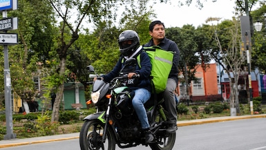 Lo que nació como una plataforma de entrega de comida se ha transformado en un sistema de transporte de personas. (Foto: Andina / ChatGPT)