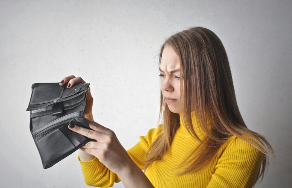 El aumento de tasas y la caída de ingresos dificultan el pago de deudas. (Foto: Pexels)