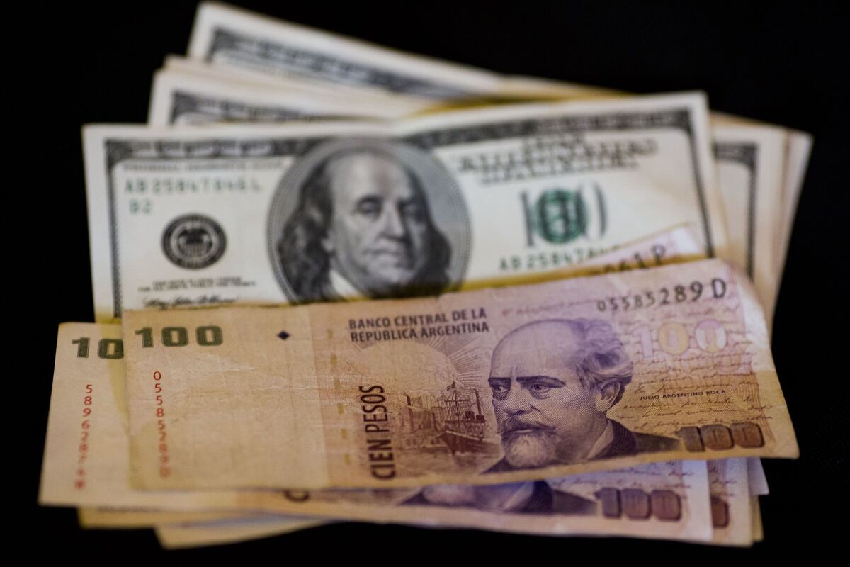 Una de las amenazas para la economía argentina es la falta de divisas, el “combustible” para la economía. (Foto: AP).