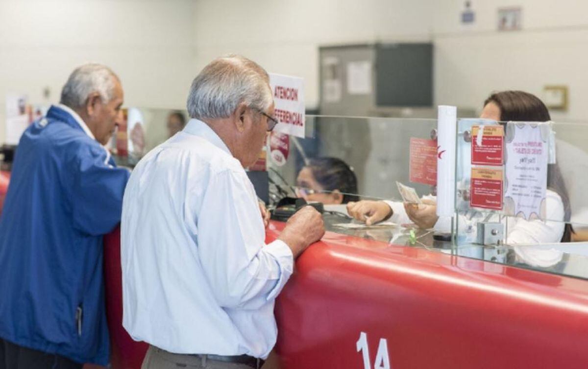 Pensionistas de la ONP cobrando su dinero. (Foto: Andina)