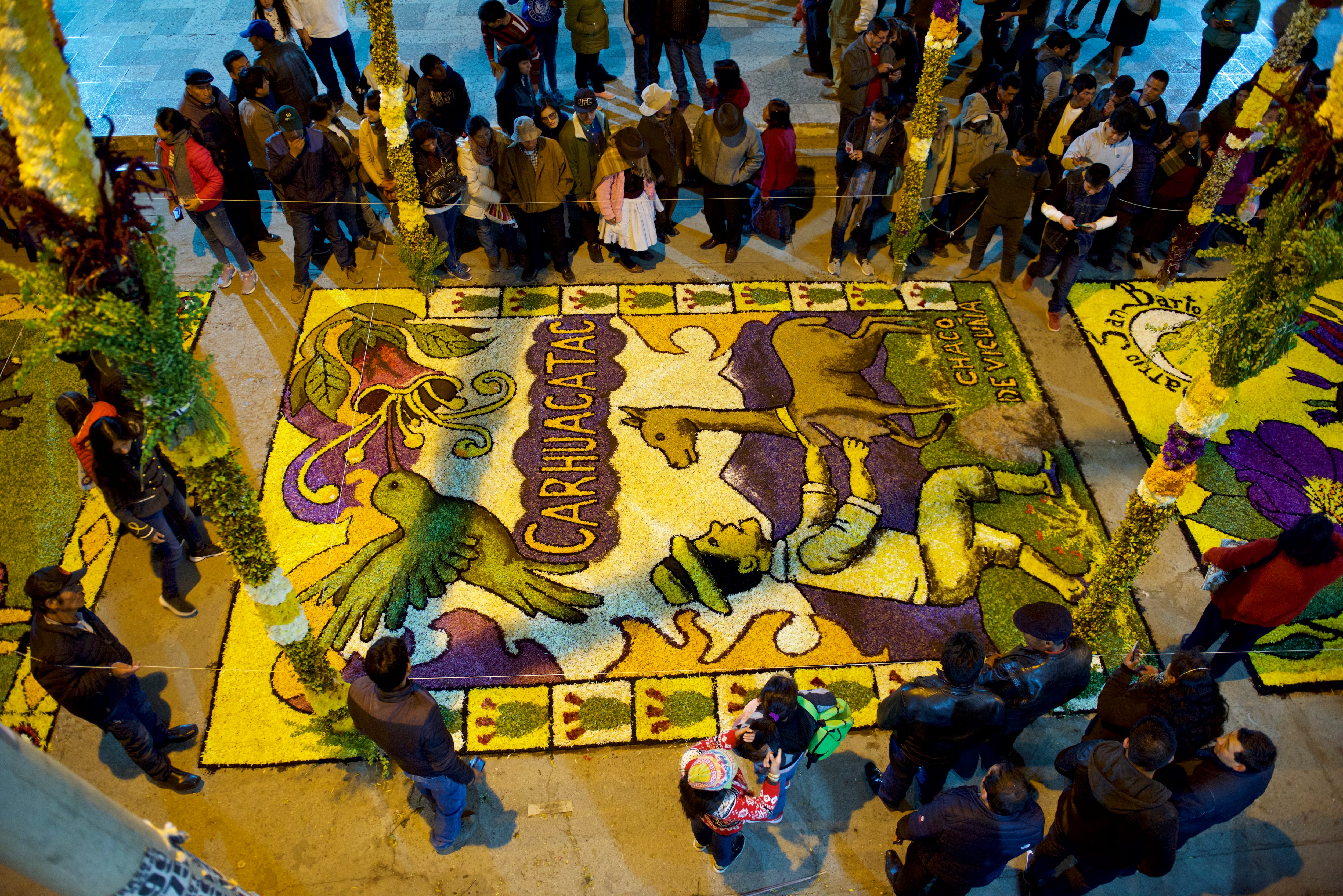 Alfombra de flores durante la Celebración de la Semana Santa en Tarma. Foto: Promperú.