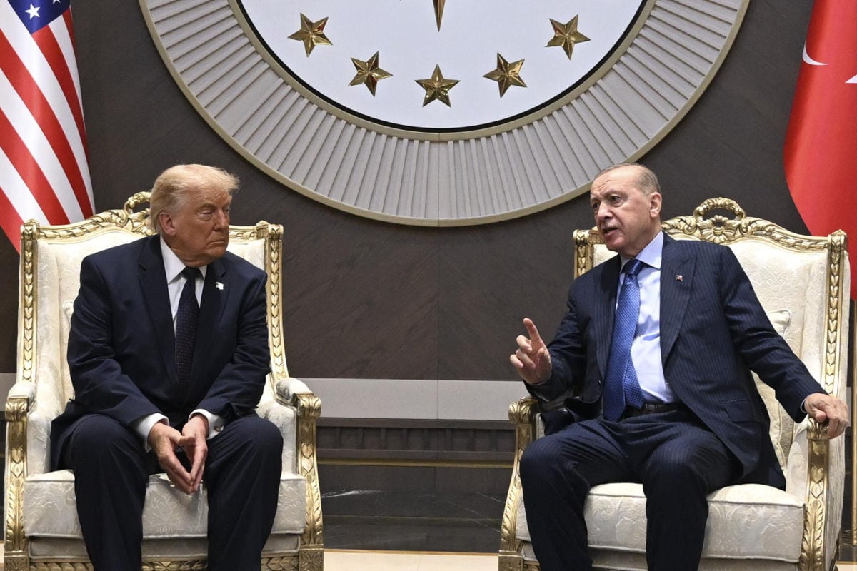 El presidente turco, Recep Tayyip Erdogan, da la bienvenida al presidente estadounidense, Donald Trump, en el aeropuerto de Esenboga, antes de la Cumbre de Jefes de Estado y de Gobierno de la OTAN de 2026 en Ankara, Turquía, el 7 de julio de 2026. (Foto: EFE)
