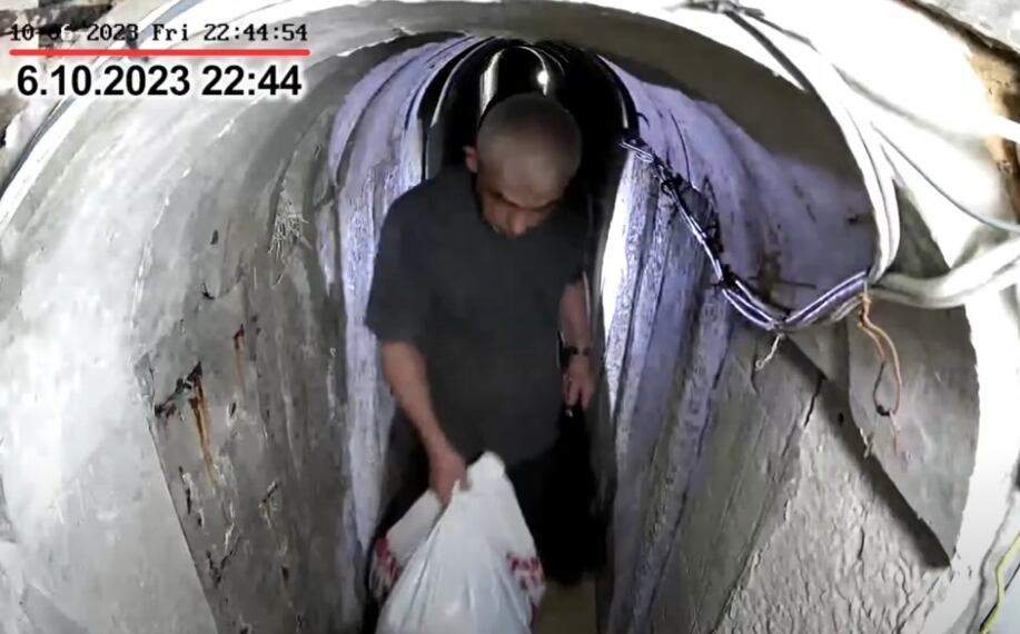 Imágenes recuperadas por las FDI y el Shin Bet que muestran al exlíder de Hamás, Yahya Sinwar huyendo a través de túneles con su familia el 6 de octubre de 2023, en vísperas de la Masacre del 7 de octubre, el 19 de octubre de 2024. (Foto: UNIDAD DEL PORTAVOZ DE LAS FDI)