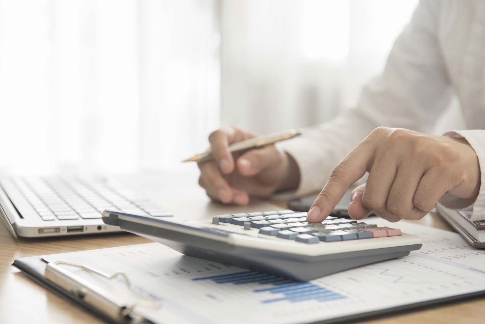 Sueldo requerido por los hombres es 17% más que el de las mujeres. (Foto: iStock)