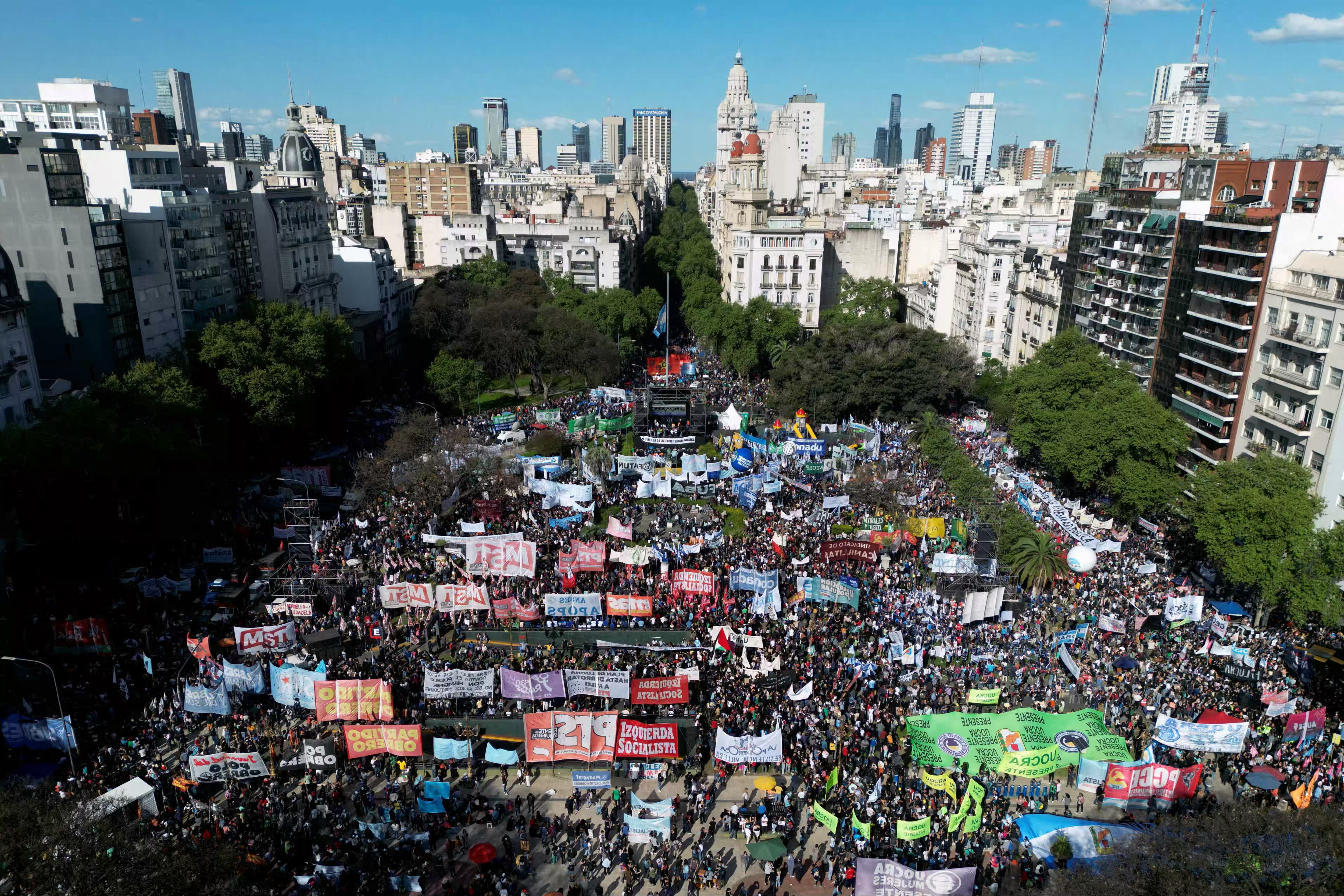 Estudiantes y profesores universitarios argentinos se manifestaron el miércoles en una marcha en repudio al ajuste económico del gobierno del presidente Javier Milei, que está decidido a vetar una ley recientemente aprobada por el Congreso que busca mejorar el presupuesto de las instituciones de educación superior. (Foto de Luis ROBAYO / AFP)