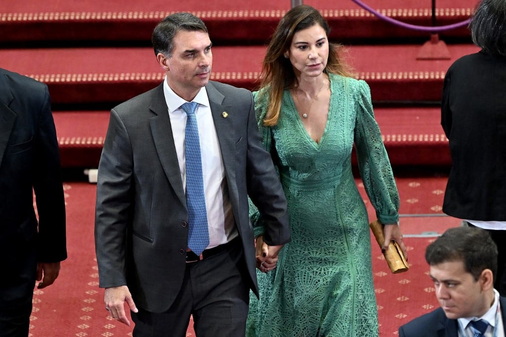 El senador brasileño Flavio Bolsonaro y su esposa Fernanda Antunes Figueira llegan a la ceremonia de inauguración del nuevo presidente de Chile, José Antonio Kast, en el Congreso Nacional en Valparaíso, Chile, el 11 de marzo de 2026. (Foto de RODRIGO ARANGUA / AFP)