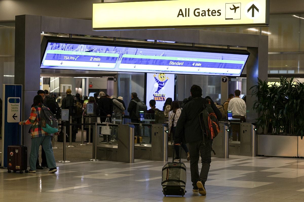 Estar bien informado, moverse únicamente con instrucciones oficiales y exigir tus derechos como pasajero a través de canales formales es la mejor defensa frente a esta triple crisis. (Foto: CHARLY TRIBALLEAU / AFP)