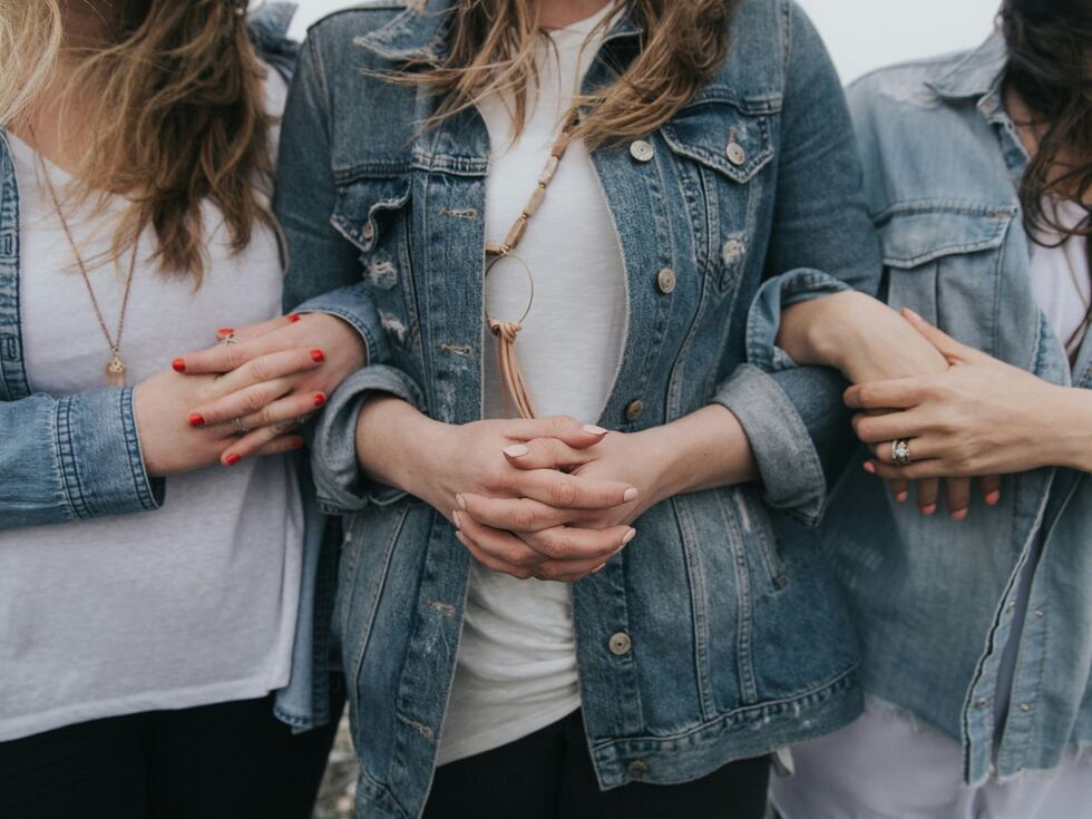 "Las mujeres han descubierto que no pueden confiar en la caballerosidad de los hombres para que les hagan justicia." - Helen Keller | Crédito: Foto de Becca Tapert en Unsplash / Composición Gestión Mix