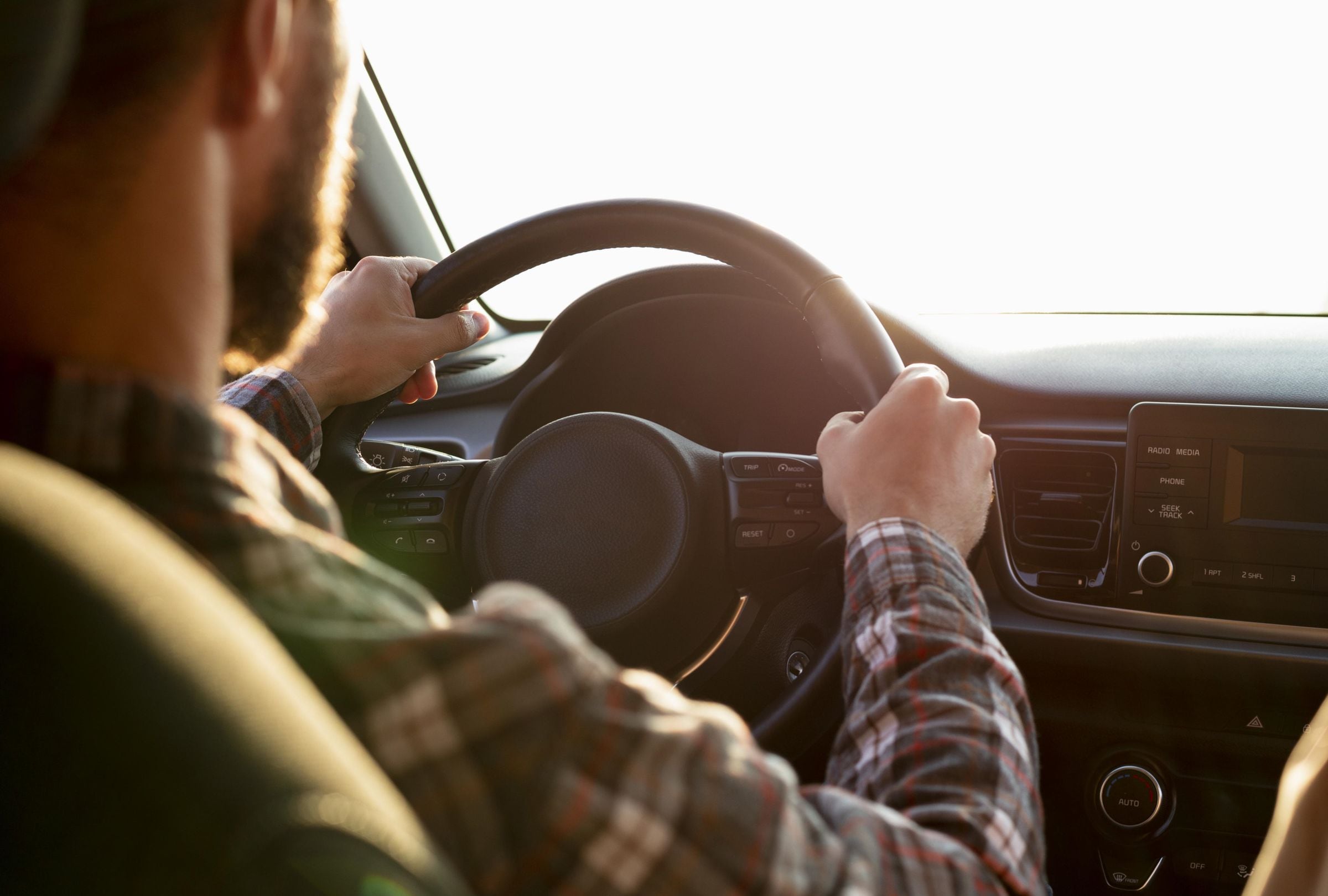 Antes de conducir, lo mejor sería que revises que tu matrícula se vea correctamente y no presente modificaciones (Foto: Freepik)