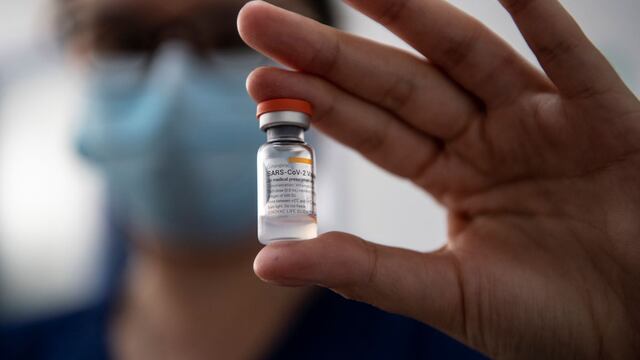 Vacuna COVID-19 de Sinovac con refuerzo de Pfizer es menos eficaz contra ómicron, según estudio