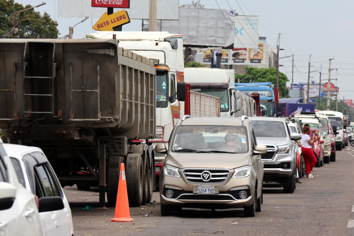Fotografía de vehículos en una fila para conseguir combustible este martes, en Santa Cruz (Bolivia). Foto: EFE/ Juan Carlos Torrejón