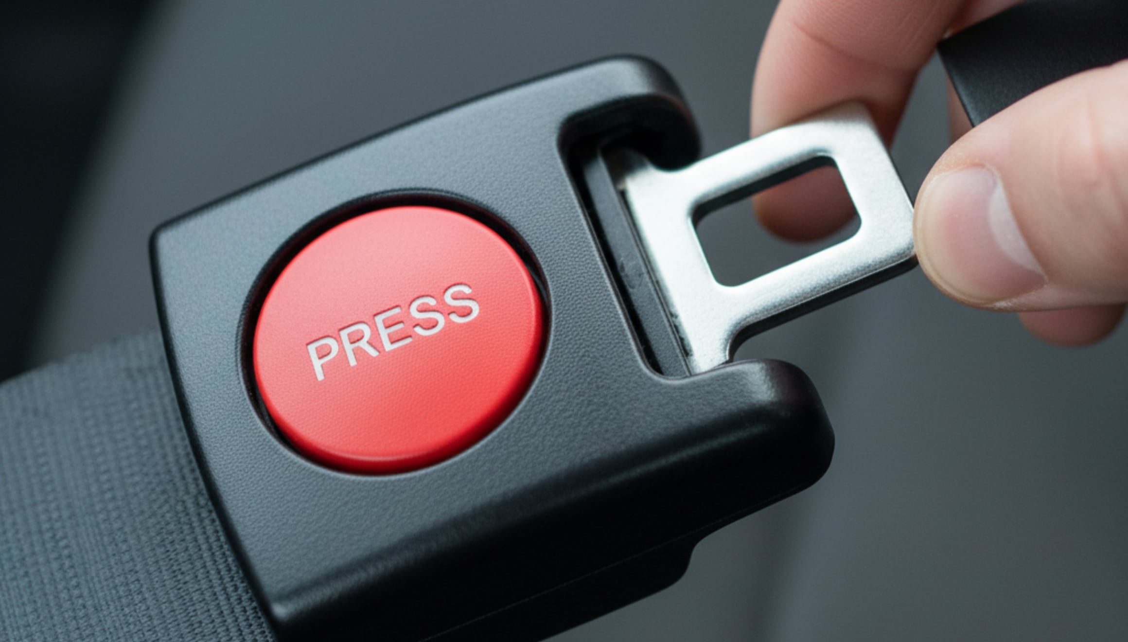 El uso del cinturón de seguridad va más allá que una multa económica, pues es un elemento que puede salvarte la vida en caso tengas un accidente de tránsito (Foto: Imagen referencial creada por El Comercio MAG usando la IA de Gemini)