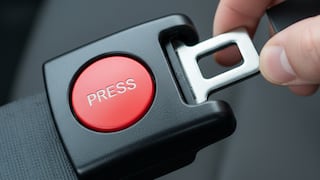 ¿A cuánto ascienden las multas por no llevar cinturón de seguridad en Texas y quién debe pagarlas?