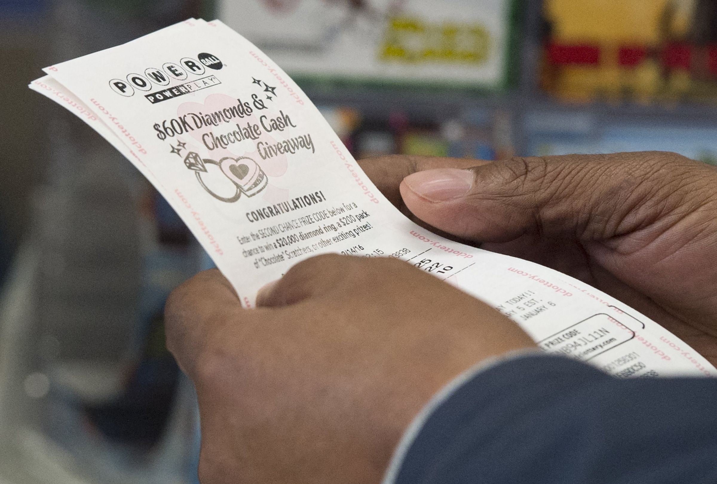 Los plazos límite para la venta de boletos del Powerball varían según la jurisdicción. (Foto: Saul Loeb / AFP)