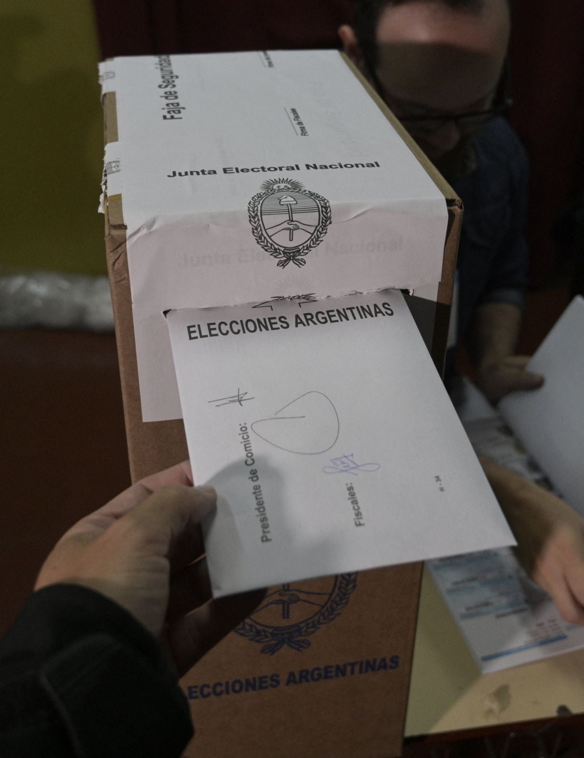 Un ciudadano vota en un colegio electoral en Buenos Aires durante las elecciones generales de Argentina el 27 de octubre de 2019 (Foto: Juan Mabromata / AFP)