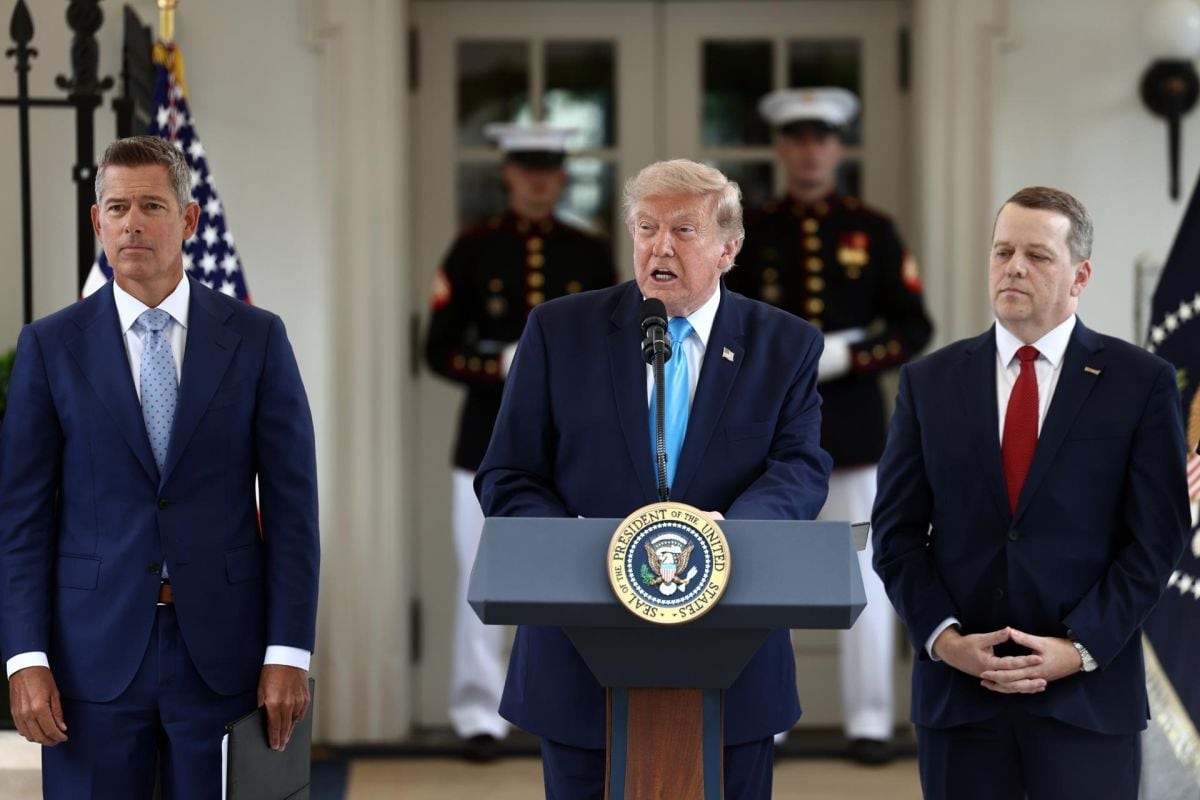 El presidente de EE. UU., Donald Trump (centro), el secretario de Transporte, Sean Duffy (derecha) y el secretario de Asuntos de los Veteranos, Doug Collins durante el anuncio de Freedom Haulers (Foto: EFE/EPA/Jim Lo Scalzo / POOL)