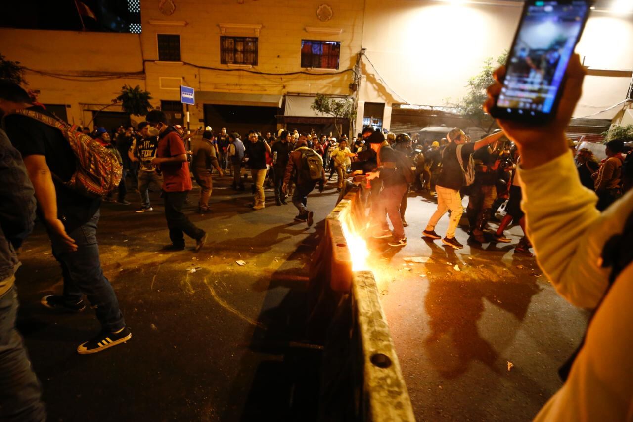 Toma de Lima: policías separan a manifestantes y detienen a revoltosos en medio del fuego