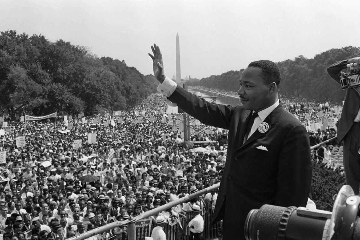 Martin Luther King Jr. saluda a sus simpatizantes el 28 de agosto de 1963 en el Mall de Washington D. C. durante la "Marcha sobre Washington", donde pronunció su famoso discurso "Tengo un sueño" (Foto de AFP)
